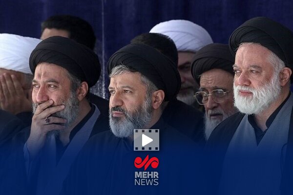 اشک های فرزندان رهبر شهید انقلاب در لحظات اقامه نماز بر پیکر پدر