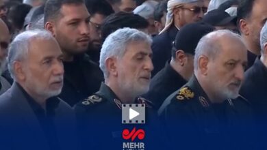 سردار قاآنی در صف اقامه نماز بر پیکر رهبر شهید انقلاب - هشت صبح