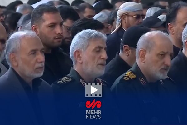 سردار قاآنی در صف اقامه نماز بر پیکر رهبر شهید انقلاب - هشت صبح
