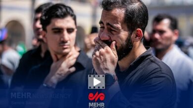 تصاویر پربازدید از بی‌تابی زائران برای امام شهید در مصلای امام خمینی - هشت صبح