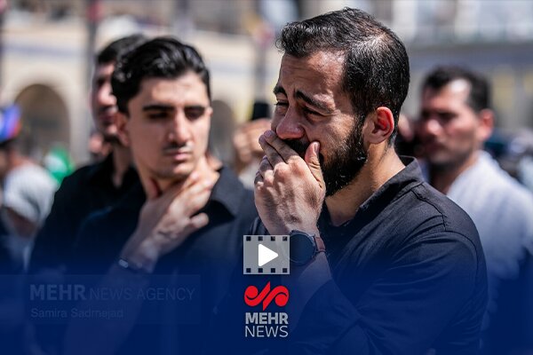 تصاویر پربازدید از بی‌تابی زائران برای امام شهید در مصلای امام خمینی - هشت صبح