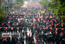 پیکر رهبر شهید پس از تشییع با بالگرد بر فراز مسیر حرکت داده می شود - هشت صبح
