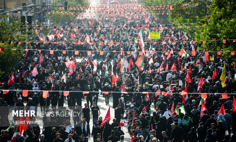 پیکر رهبر شهید پس از تشییع با بالگرد بر فراز مسیر حرکت داده می شود - هشت صبح