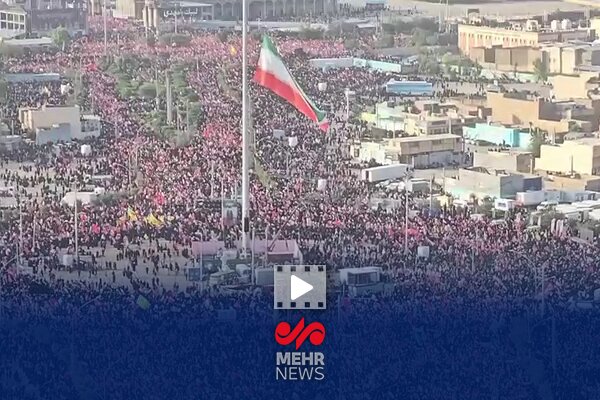 حضور جمعیت بیپایان عاشقان رهبر شهید در خیابانهای اطراف مسجد جمکران