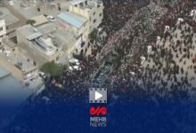 لحظه ورود خودروی حامل پیکر رهبر شهید انقلاب اسلامی به مسیر تشییع قم - هشت صبح