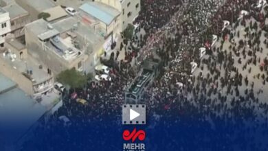لحظه ورود خودروی حامل پیکر رهبر شهید انقلاب اسلامی به مسیر تشییع قم - هشت صبح