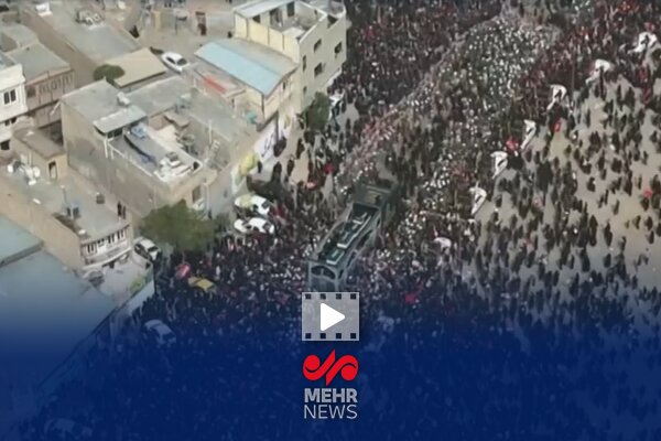 لحظه ورود خودروی حامل پیکر رهبر شهید انقلاب اسلامی به مسیر تشییع قم - هشت صبح