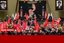 خیزش نمایندگان با پرچم یالثارات الحسین(ع) در صحن مجلس شورای اسلامی