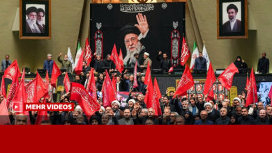 خیزش نمایندگان با پرچم یالثارات الحسین(ع) در صحن مجلس شورای اسلامی