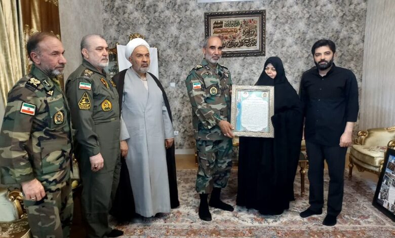 فرمانده نیروی زمینی ارتش با خانواده شهید سپهبد موسوی دیدار کرد - هشت صبح