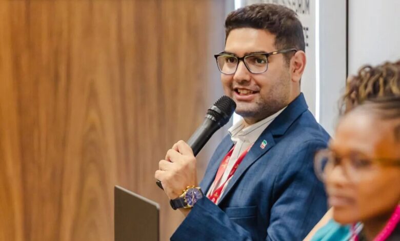 وقتی مشاور قلابی وزیر، جایگاهش را خرج بیقانونی مادرش میکند - هشت صبح