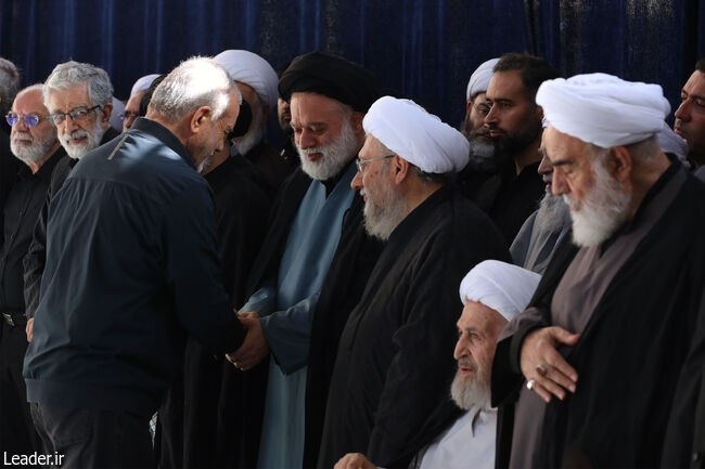 تصاویر/ فرزندان رهبر شهید انقلاب در کنار مسئولان