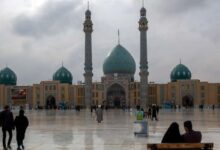 استانداری قم: مراسم تشییع پیکر رهبر شهید، ساعت ۵ صبح سه‌شنبه با اقامه نماز بر پیکر ایشان در جمکران آغاز می‌شود/ آیین تشییع در بلوار پیامبر اعظم (ص) برگزار خواهد شد