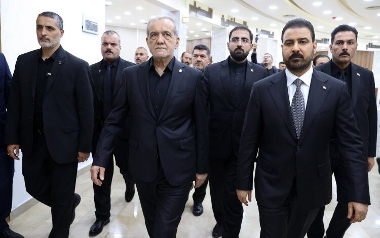 پزشکیان با استقبال رسمی نخست وزیر عراق وارد فرودگاه نجف شد