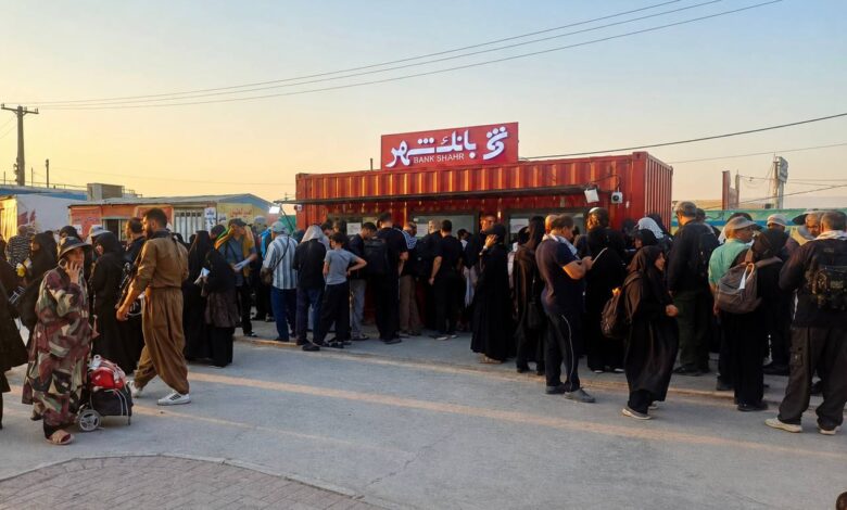 استقبال گسترده زائران اربعین حسینی از گیشه خدمات ارزی بانک شهر در مرز مهران