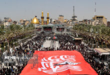 اهتزاز بزرگترین پرچم خون‌خواهی رهبر شهید در بین الحرمین - هشت صبح