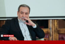 بازدید عراقچی از نمایشگاه محرم و عاشورا در آینه اسناد وزارت امور خارج