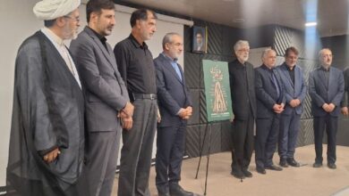 رونمایی از لوح همایش «قانون و قانونگذاری در منظومه فکری امام خامنه‌ای» - هشت صبح