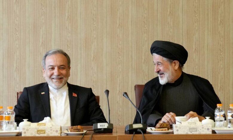 نشست هم اندیشی جمعی از استادان و فضلای حوزه علمیه قم با عراقچی - هشت صبح