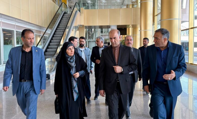 بازدید وزیر راه و شهرسازی از روند جابهجایی زائران در فرودگاه مشهد - هشت صبح