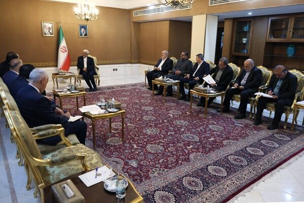 عارف پیشنهاد تشکیل اتحادیه کشورها و مناطق فارسی‌زبان را مطرح کرد - هشت صبح