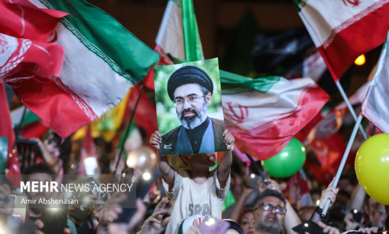جشن «عید بیعت» در میدان انقلاب - هشت صبح