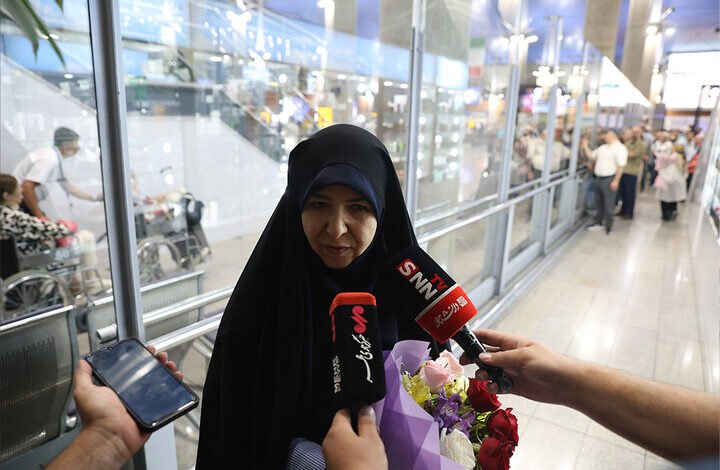 اولین تصویر از لحظه بازگشت نیلوفر شادمهری رایزن فرهنگی ایران در فرانسه