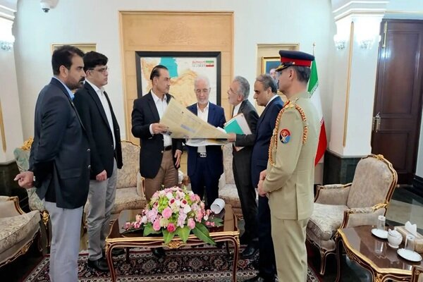 فرمانده ارتش و وزیرکشور پاکستان با بدرقه وزیر کشور، تهران را ترک کردند - هشت صبح