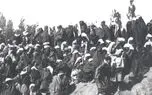 ۱۳۵ سال قبل زن‌های بروجردی در خاکریز خندق در انتظار کاروان ناصرالدین‌شاه
