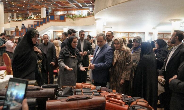 عراقچی: بانوان کارآفرین، زمینه تعاملات فرهنگی را فراهم میکنند - هشت صبح