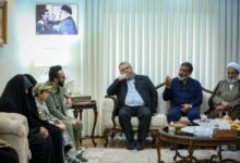 دیدار اعضای دفتر حفظ آثار رهبر شهید انقلاب با خانواده شهید تنگسیری - هشت صبح