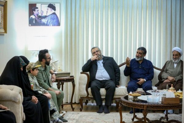 دیدار اعضای دفتر حفظ آثار رهبر شهید انقلاب با خانواده شهید تنگسیری - هشت صبح