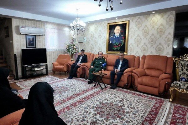 دیدار معاون اجرایی رئیس‌جمهور با خانواده وزیر دفاع شهید - هشت صبح