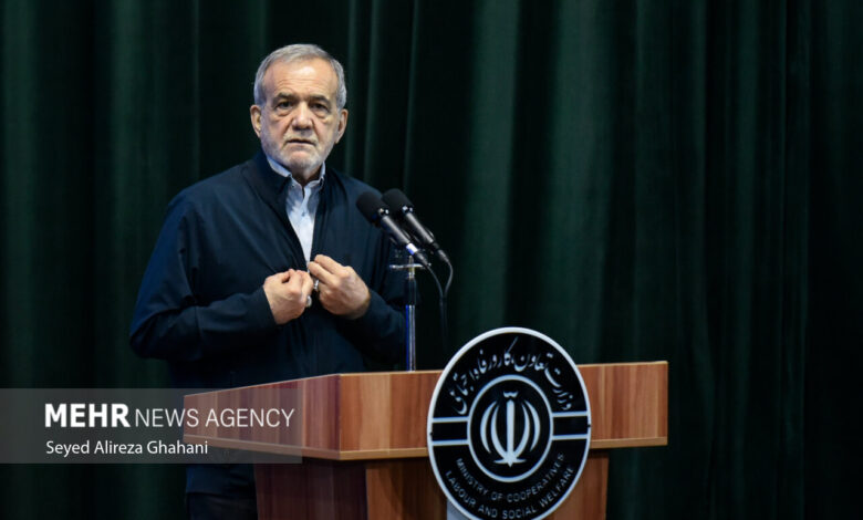 نشست صمیمی رئیس جمهور با بازنشستگان - هشت صبح
