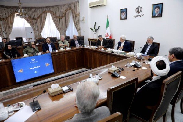 عارف: سینماگران عظمت ملت ایران را به تصویر بکشند - هشت صبح