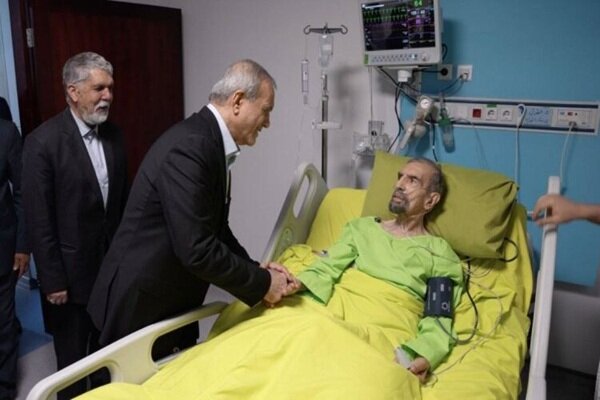 رئیس جمهور از موسوی گرمارودی عیادت کرد - هشت صبح