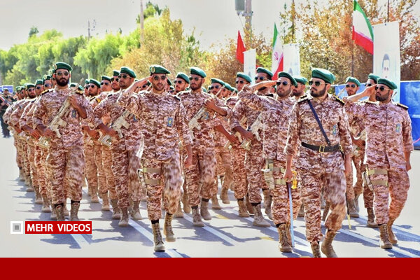 گام‌های استوار هنرآموزان درجه‌داری ارتش در رزم مقدماتی - هشت صبح