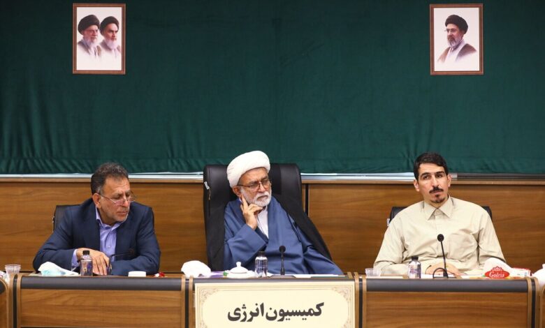 تنوع‌بخشی به سبد سوخت و انتقال سهمیه‌های بنزین به کارت بانکی بررسی شد - هشت صبح