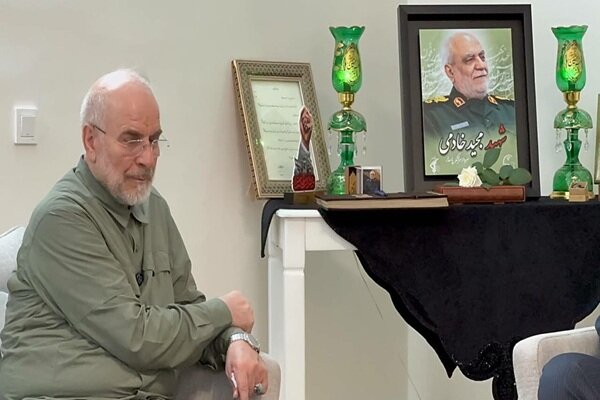 حضور قالیباف در منزل شهیدان خادمی و نصیرزاده - هشت صبح