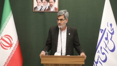 اعتراض کوچک‌زاده به عرضه ۱۰ هزار دلار به افراد بالای ۱۸ سال - هشت صبح