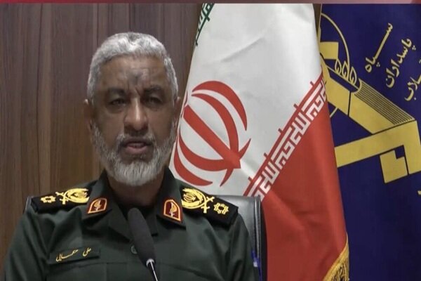 دریادار عظمایی: ناوهای آمریکایی جرات نزدیک شدن به تنگه هرمز را ندارند - هشت صبح