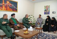 سرپرست وزارت دفاع با خانواده شهید علی فولادوند دیدار کرد - هشت صبح