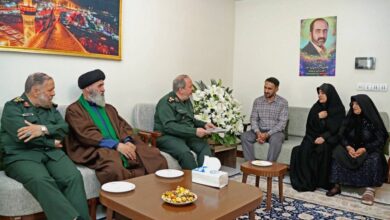 سرپرست وزارت دفاع با خانواده شهید علی فولادوند دیدار کرد - هشت صبح