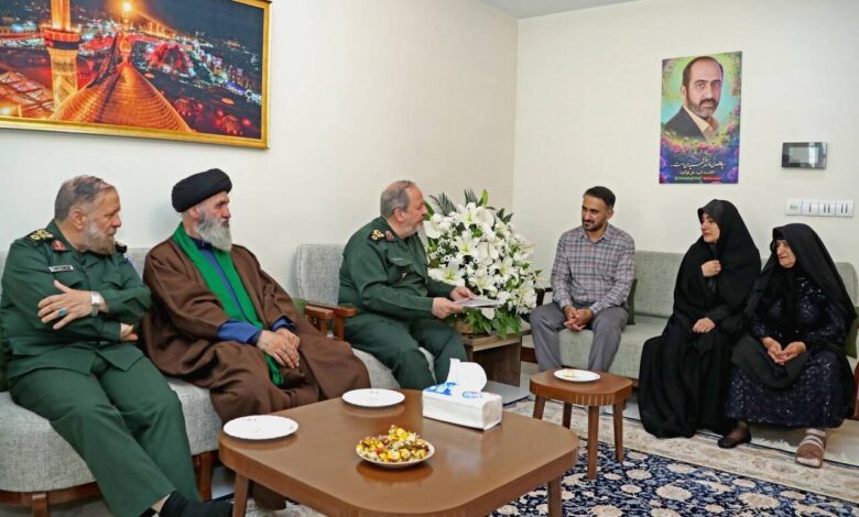 سرپرست وزارت دفاع با خانواده شهید علی فولادوند دیدار کرد - هشت صبح