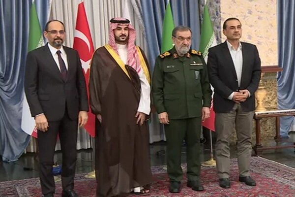 سرلشکر رضایی: امنیت در غرب آسیا باید درون‌زا باشد - هشت صبح